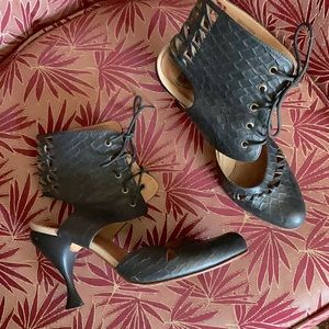 Gorgeous Fluevog Heels 7.5 Cascades black reptile leather sculpted heel